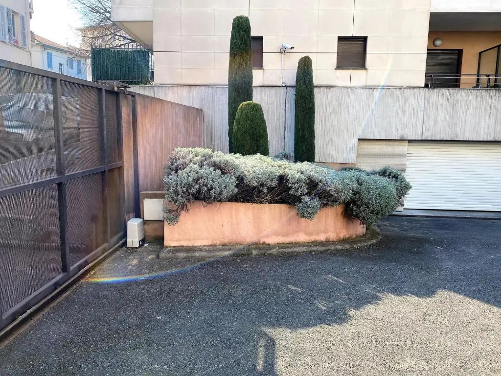 T2 proche de la gare, à 10 minutes à pieds de la Croisette, piscine & parking dans résidence de haut standing