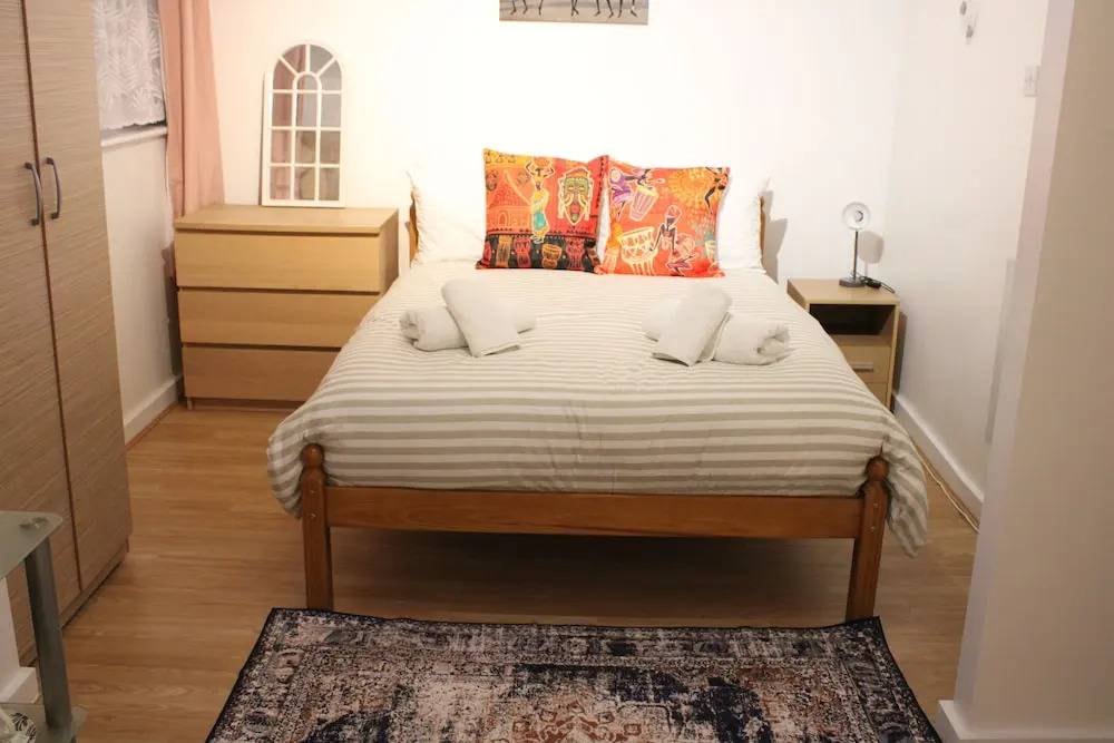 Impeccable Spacious 6-bed House in Romford