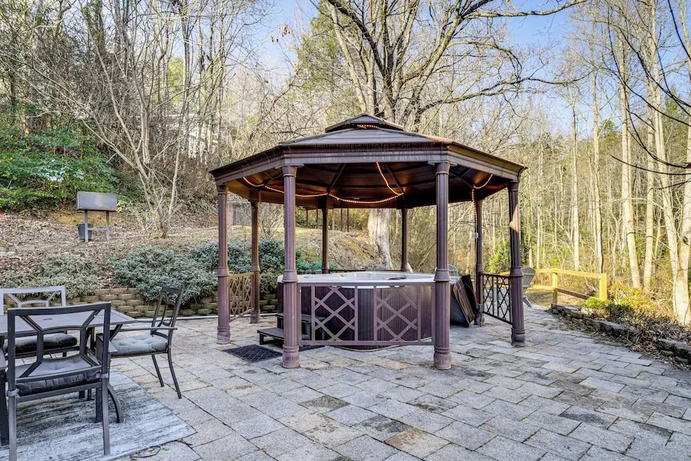 Pet-friendly Gatlinburg Cabin w/ Hot Tub!