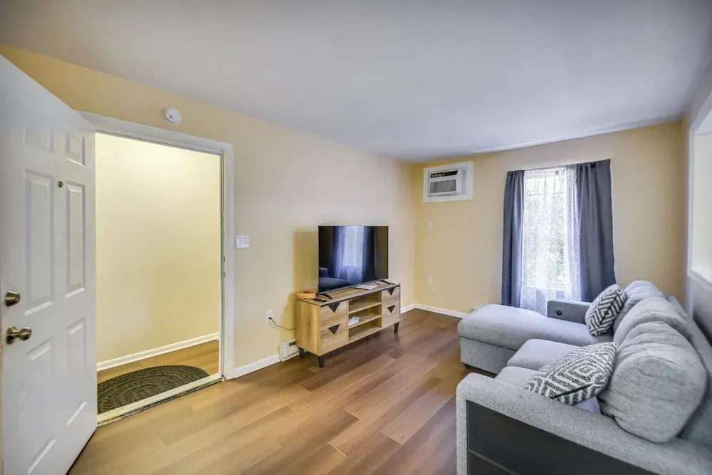 < 1 Mi to Beach! Quaint Norfolk Duplex w/ Yard