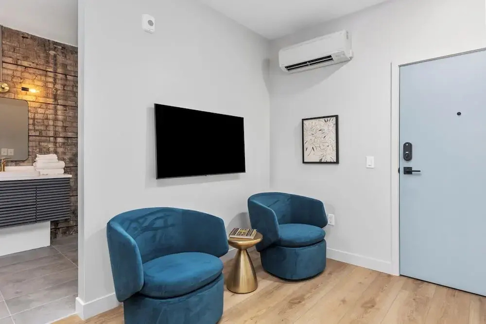 BlueJay Hotel