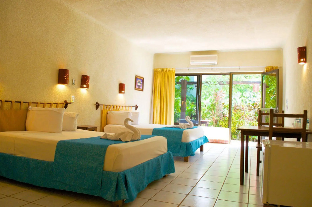 Pelicano Inn Playa del Carmen - Beachfront Hotel