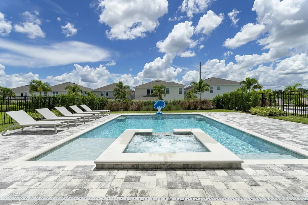 Gorgeous 8 Bedroom Single Home With Private Pool -ec7724