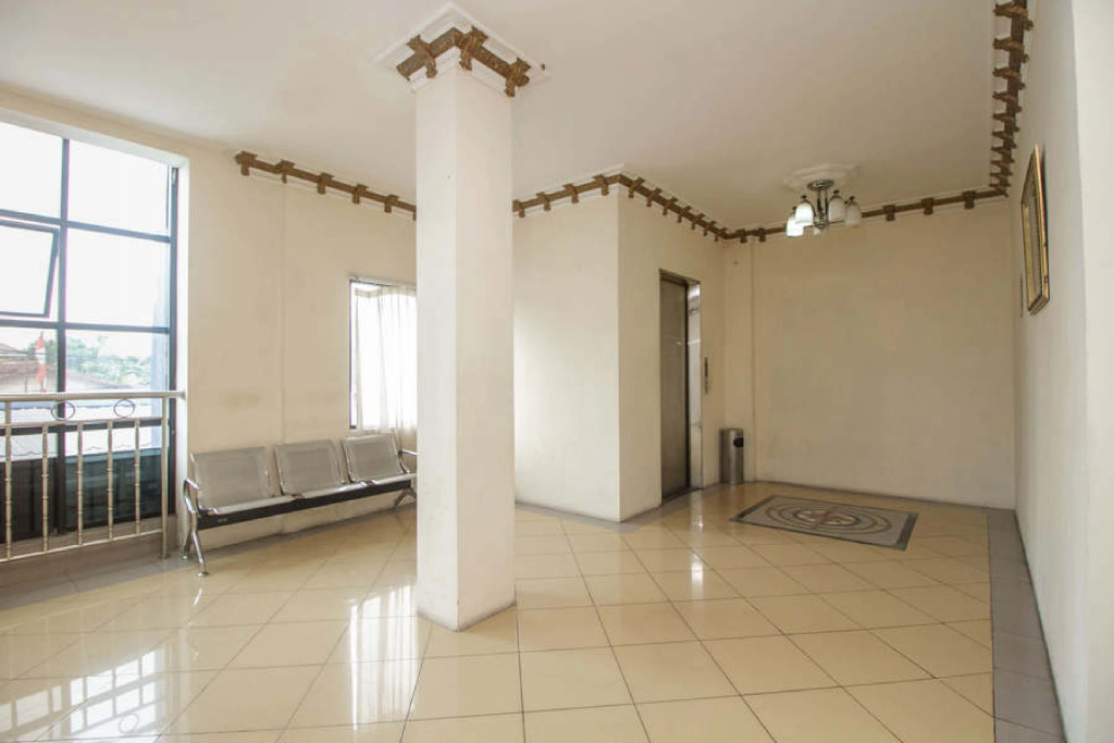 RedDoorz Plus near Taman Siring