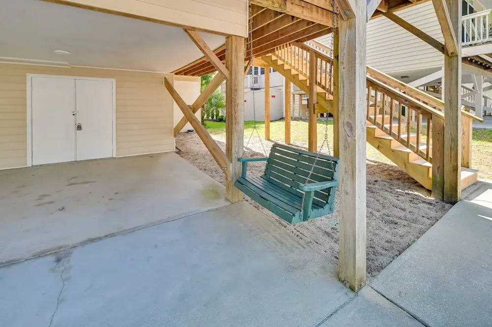 Walk to Ocean: Family Home in Surfside Beach