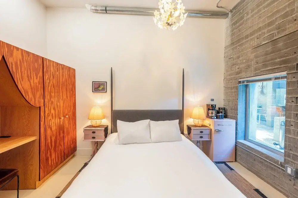 Hotel Narcissus