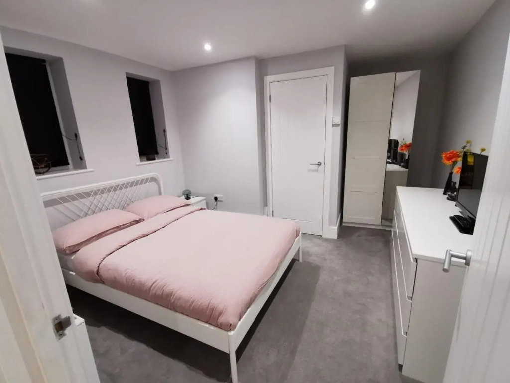 4 sleeps and travel cot- close to beach and restaurants