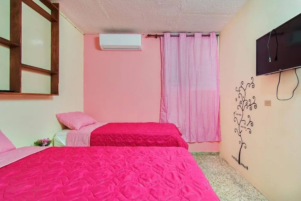 Room in Guest Room - Queen Of Hearts - Rh