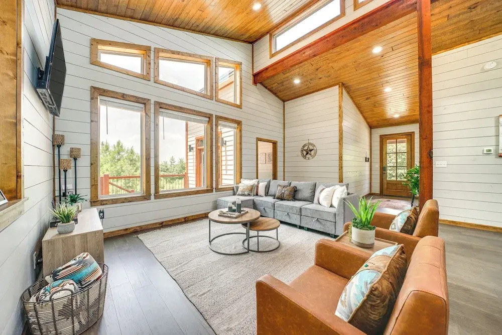 Luxe Broken Bow Home w/ Hot Tub & Fire Pit!