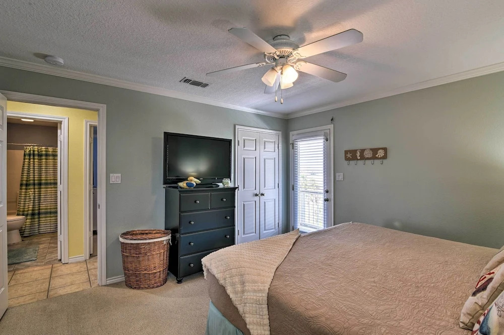 Walk to Galveston Beach: Coastal Escape w/ Yard