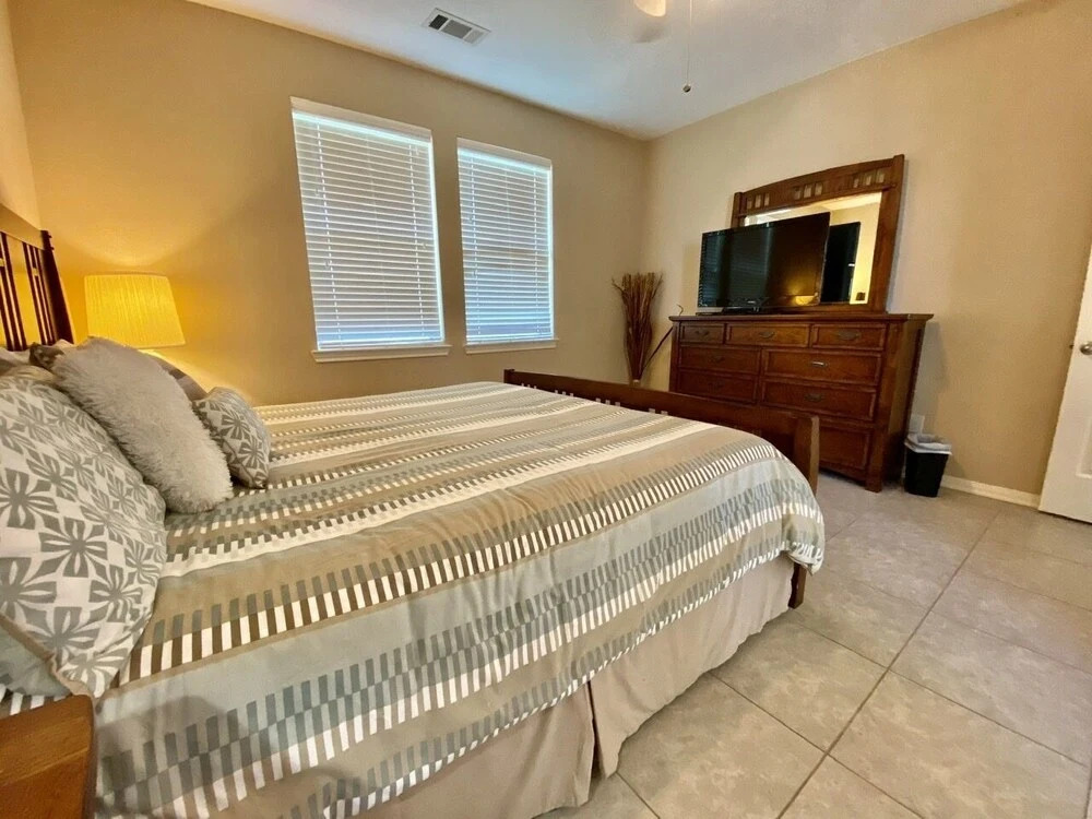 Janie's 4 Bedroom Home by RedAwning