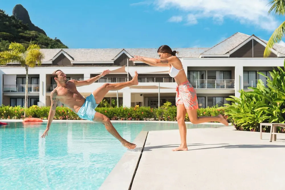 Cooks Bay Hotel & Suites