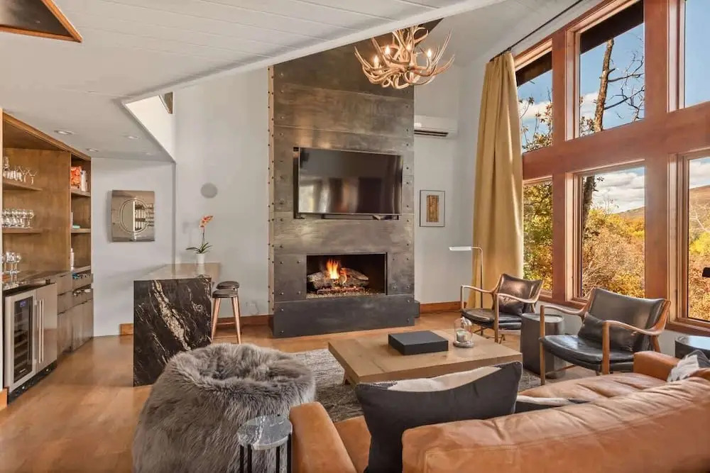 Snowline Lodge 4BR Home With Hot Tub, Pool & BBQ