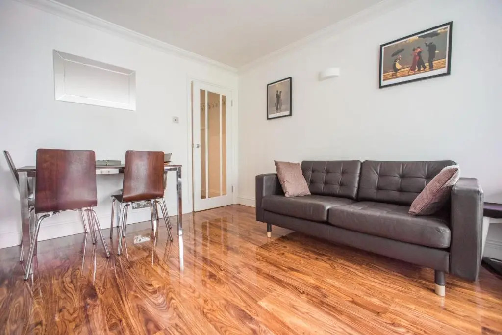 Superb 3-Bed 2-Bath with Wifi: Trendy Fitzrovia W1
