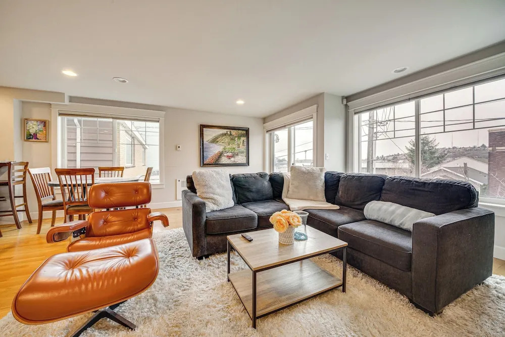 4 Mi to Lumen Field! Centrally Located Townhome