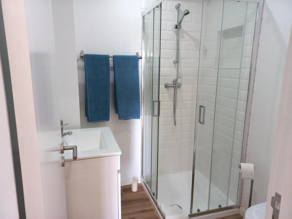 white pearl apartment central confy spacious