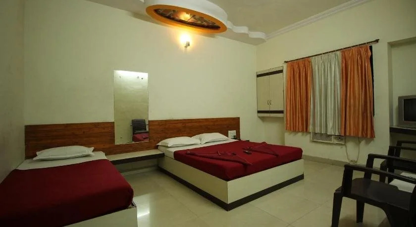 Hotel Laxmibai Palace- Only 300 meter from Sai Baba Temple
