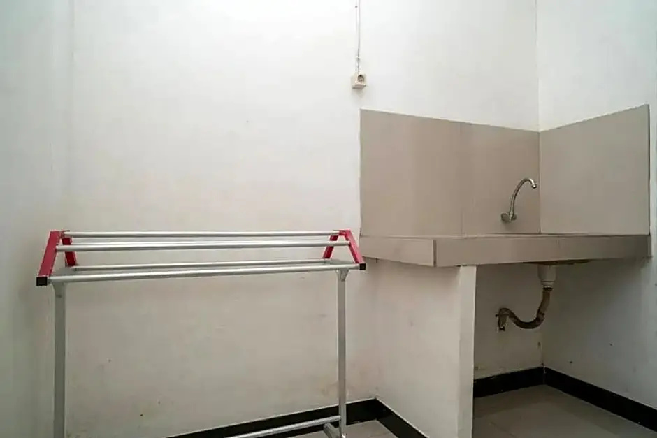 RedDoorz Syariah Near Syamsudin Noor Airport 4