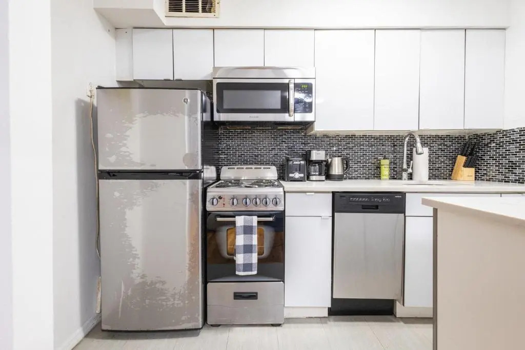 26-1c New 1BR Gramercy W D Shared Outdoor