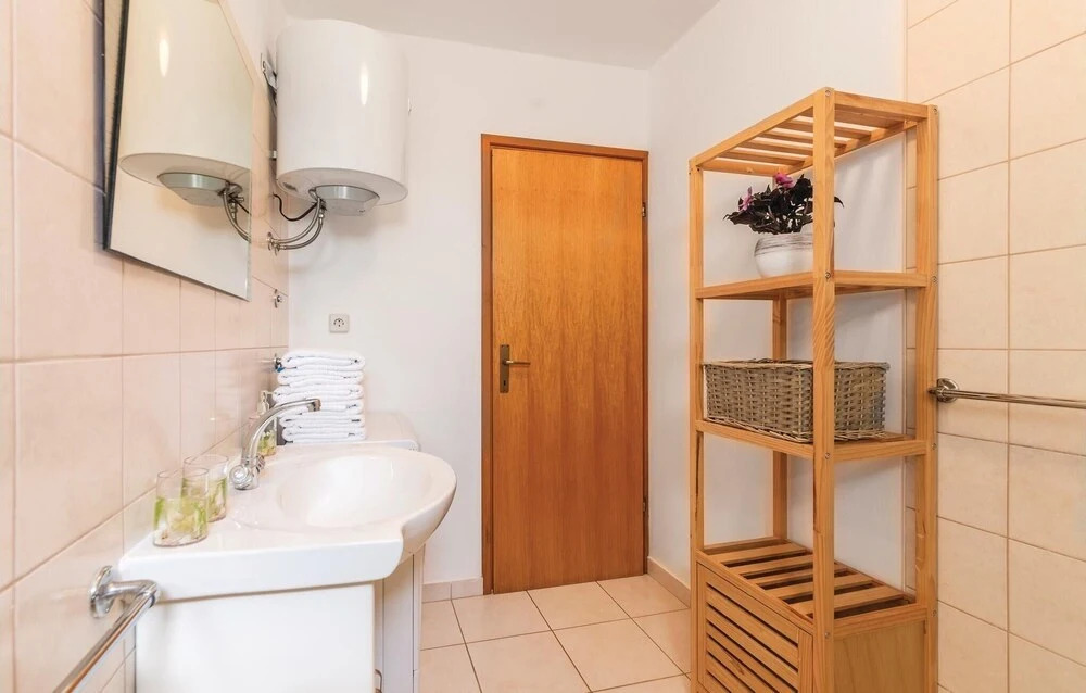 Two-Bedroom Holiday Home In Valbandon