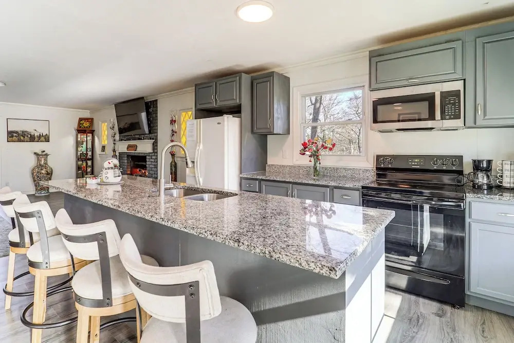 Mountain Golf Family Home w/ Deck in Spruce Pine