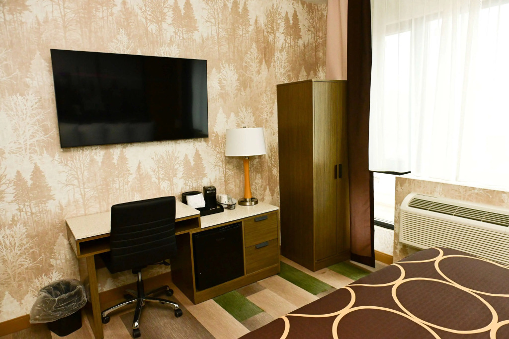 Super 8 by Wyndham Bronx Near Botanical Garden