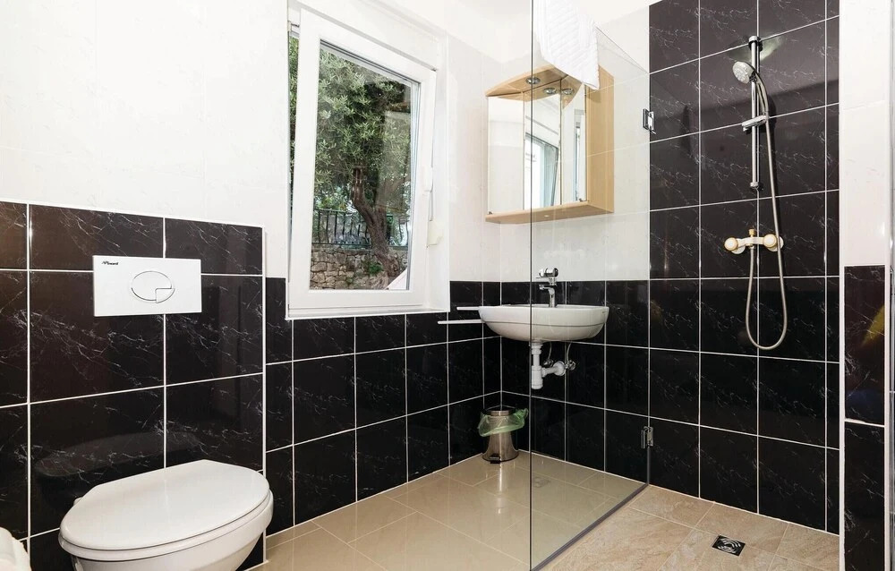 Amazing Home In Okrug Gornji