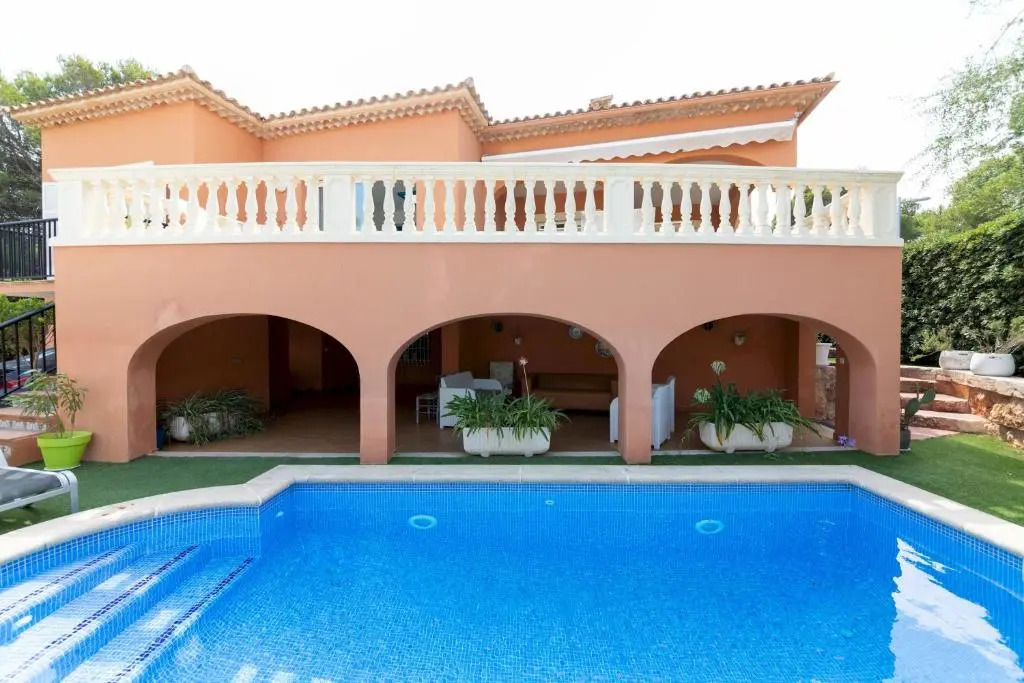 VILLA BAULÓ - moderna villa con piscina y vistas al mar en Can Picafort