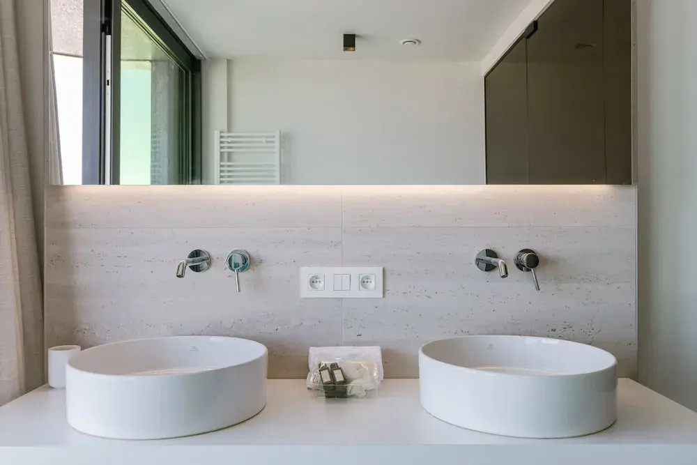Huswell - Minimalist Coastal Luxury Panoramic View