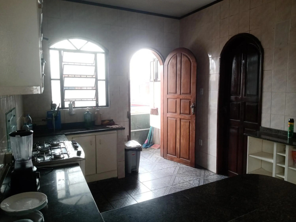 Casa grande em área central, bem iluminada e vent.
