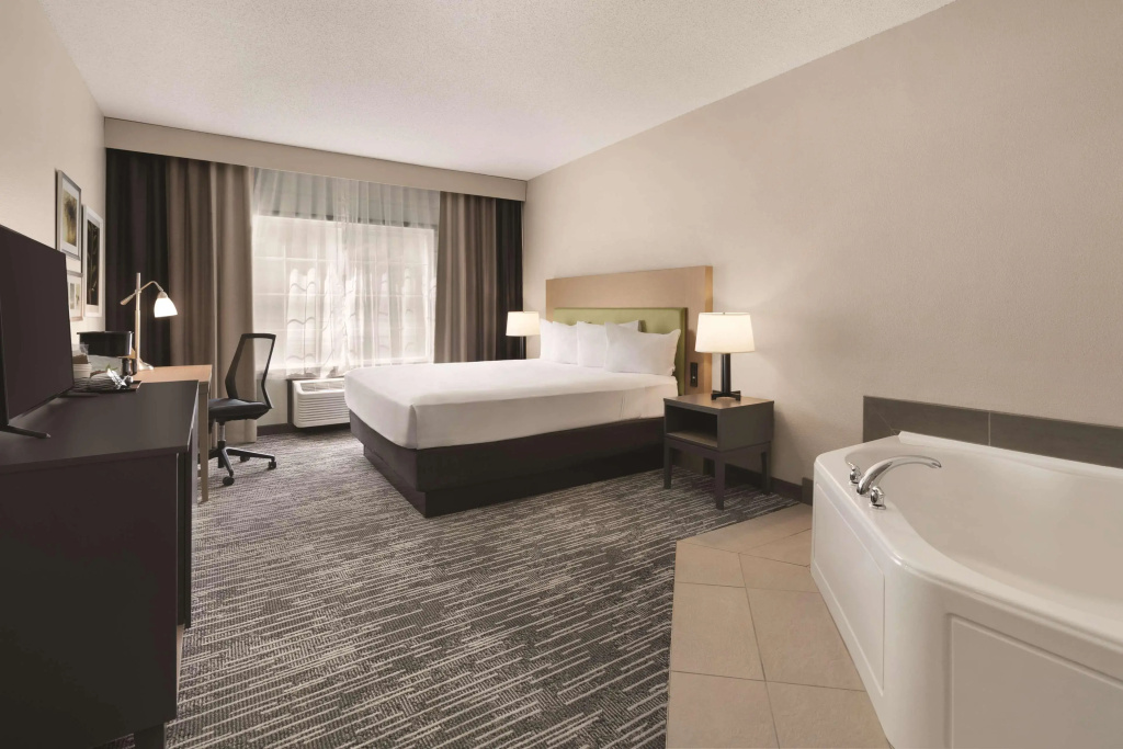 Country Inn & Suites by Radisson, Detroit Lakes
