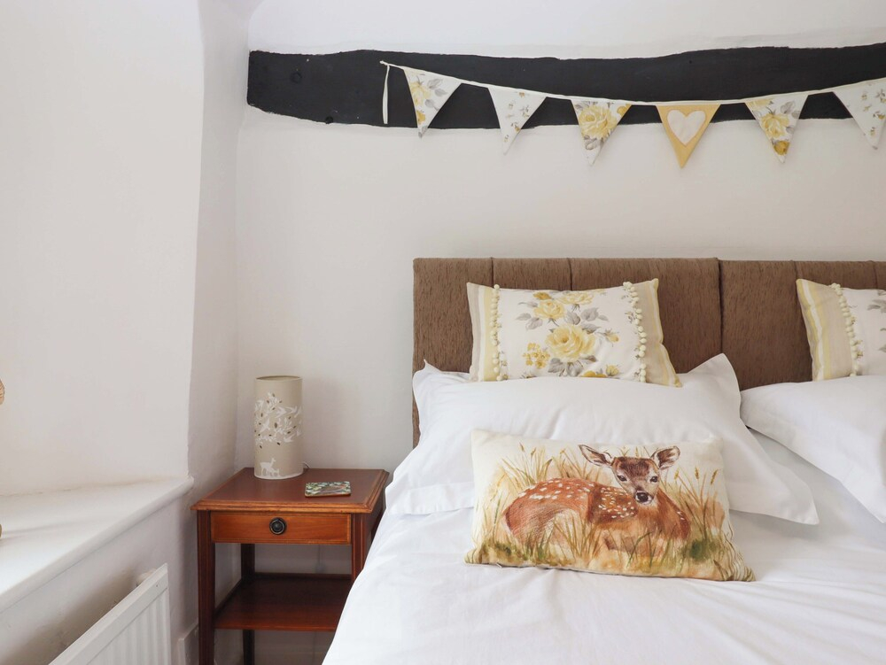 Cosy Nook thatched cottage with Exmoor views