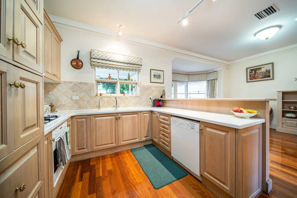 Glenelg Beach Stylish 2 Story Townhouse Sea View