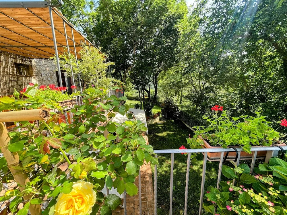 Vicolo - sleeps 5 with air con, wifi, balcony for dining and pool