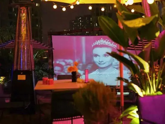 THE  YES  Hotel