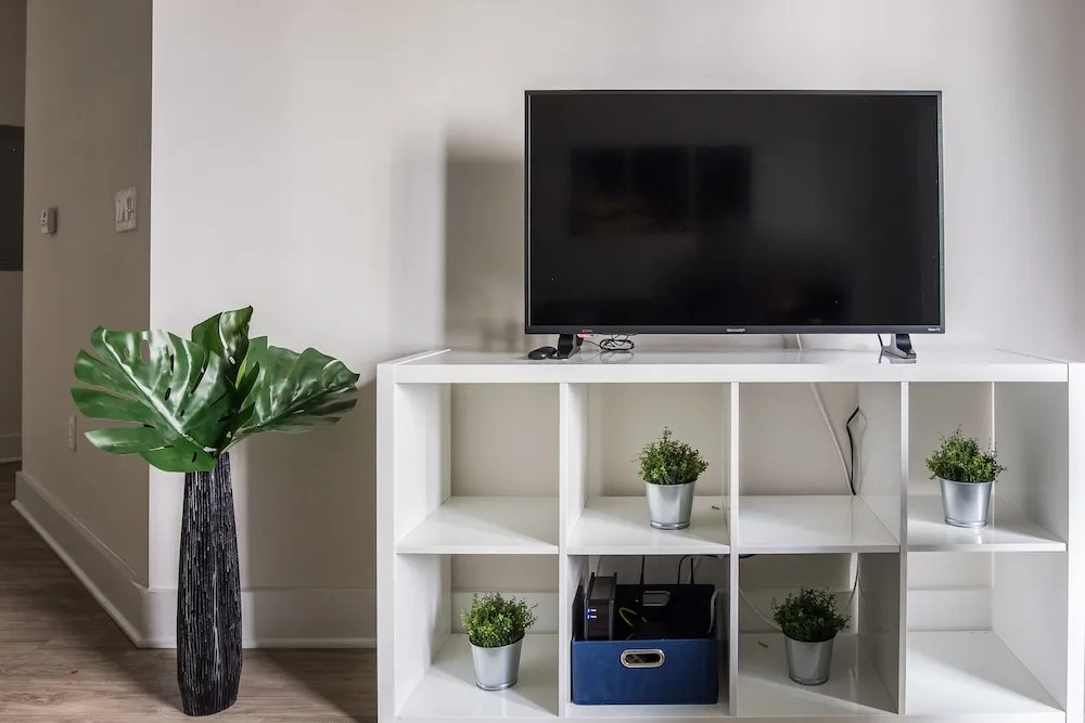 1 BR International Plaza Apt by Frontdesk