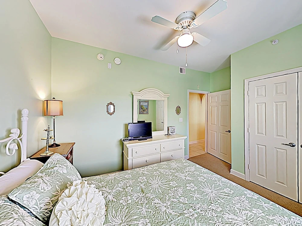New Listing! Bayfront W/ Pool- Walk To Beach 3 Bedroom Condo