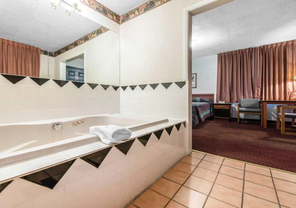Rodeway Inn & Suites