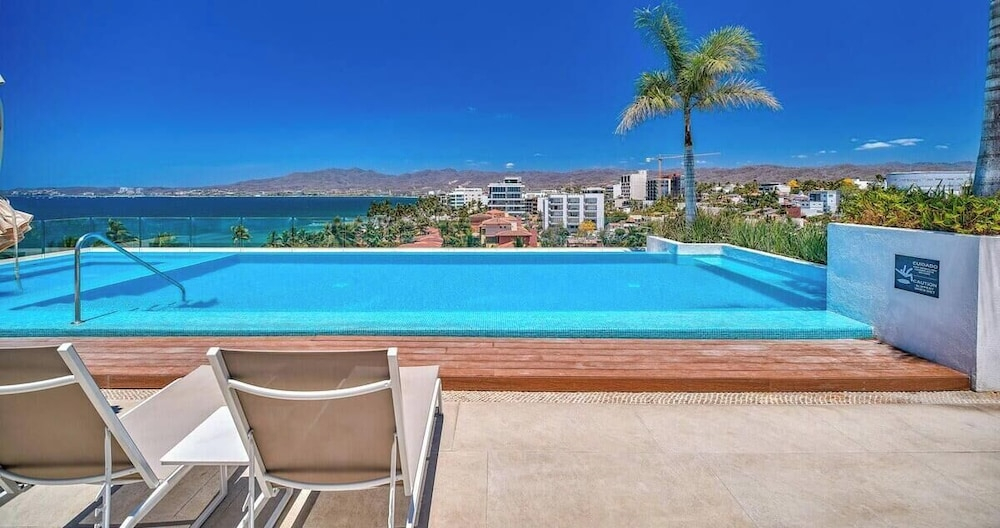 2BR Condo With Rooftop Pool - 2 Min Walk to Beach