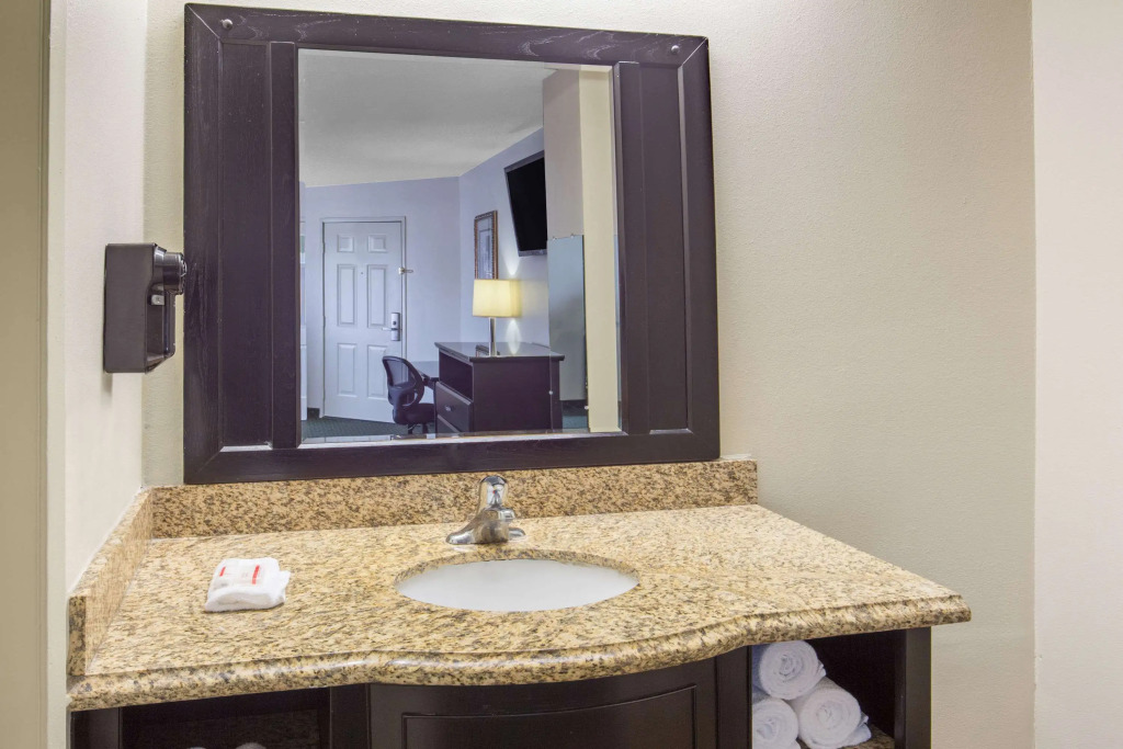 Ramada by Wyndham Ontario Airport & Convention Center