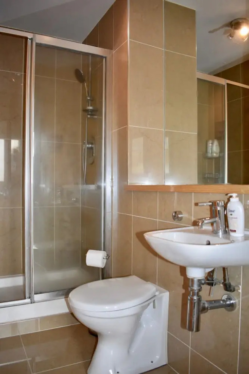 Modern 2 Bedroom Apartment Near the City Centre