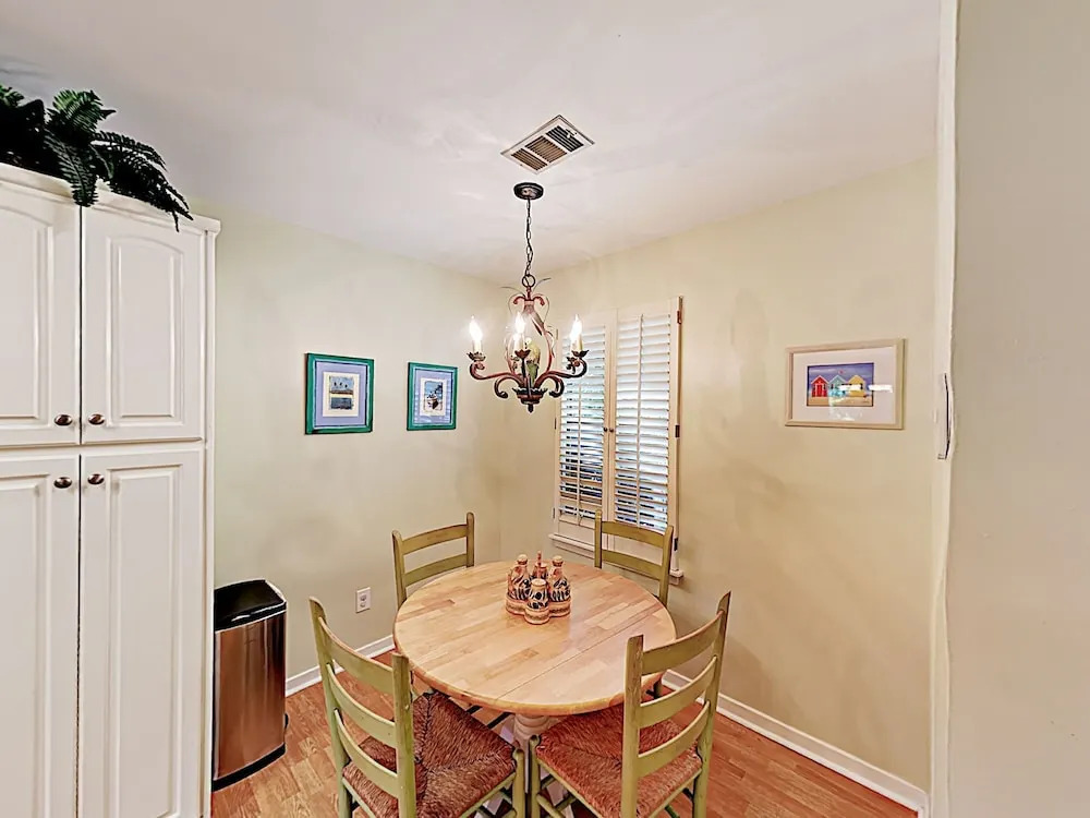 Quiet Near Beach & Charleston 3 Bedroom Home
