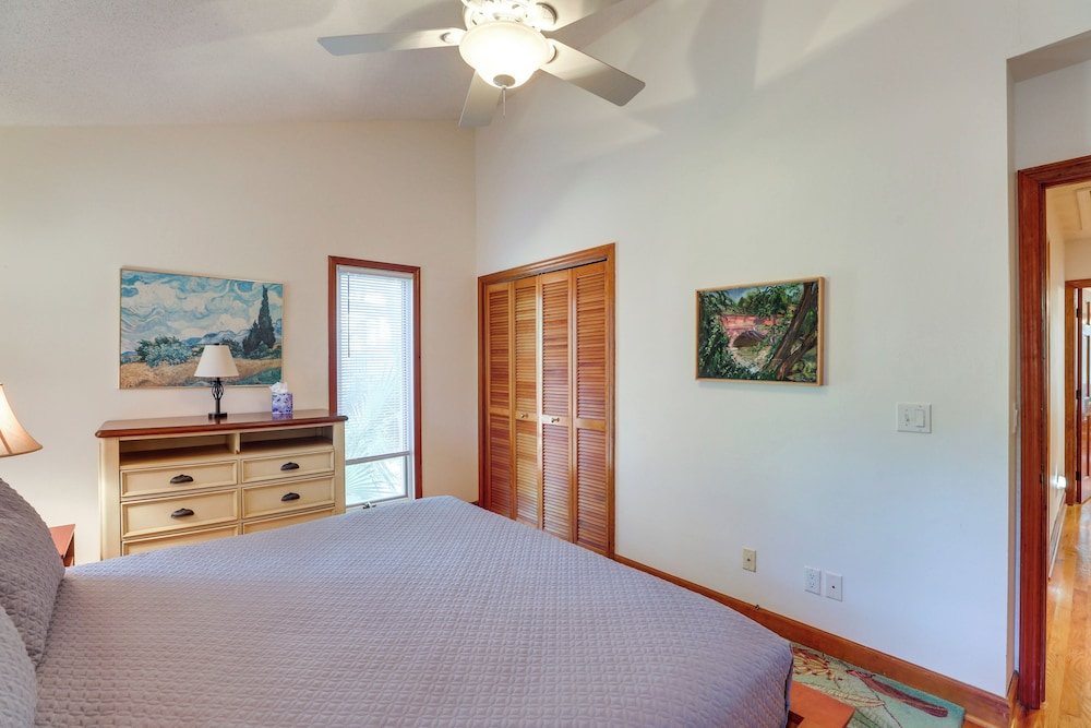 Spacious Kiawah Island Home w/ Deck, Walk to Beach