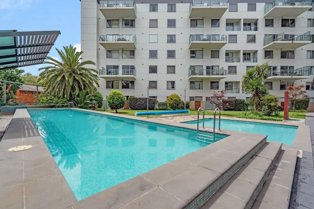 Stylish 1-bed Apartment With Balcony & Pool Access