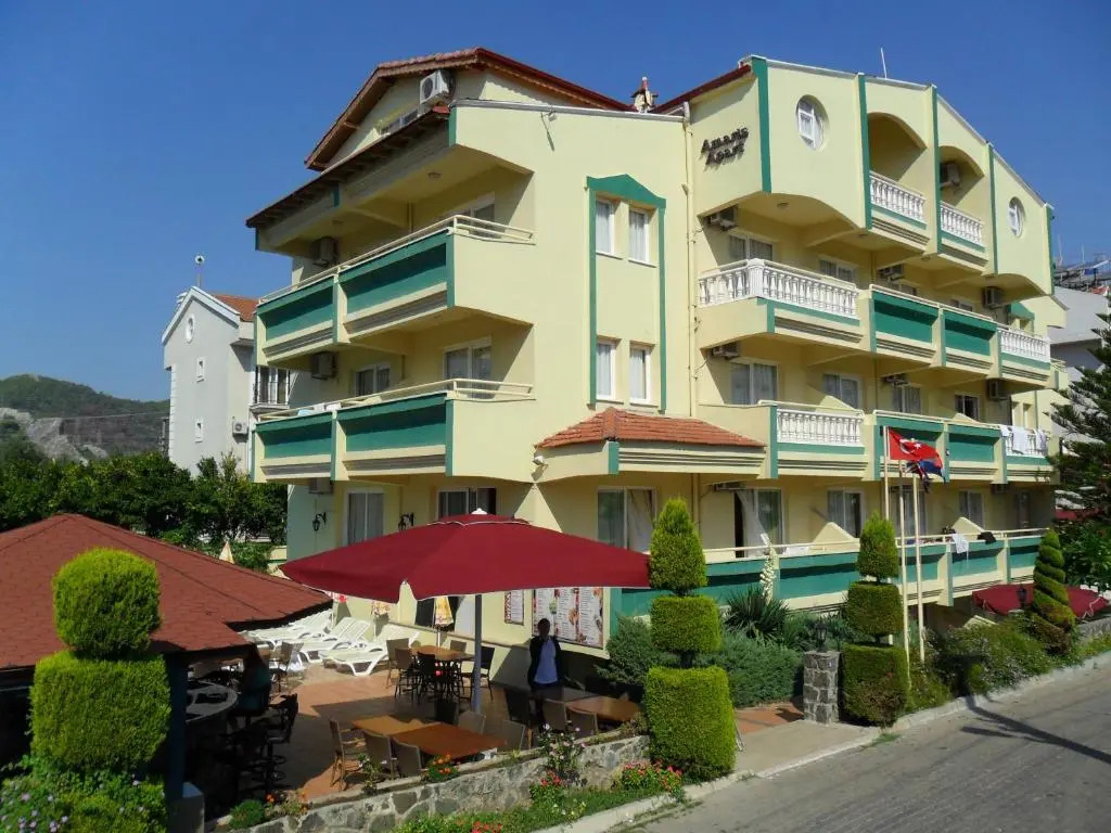 Amaris Apartments