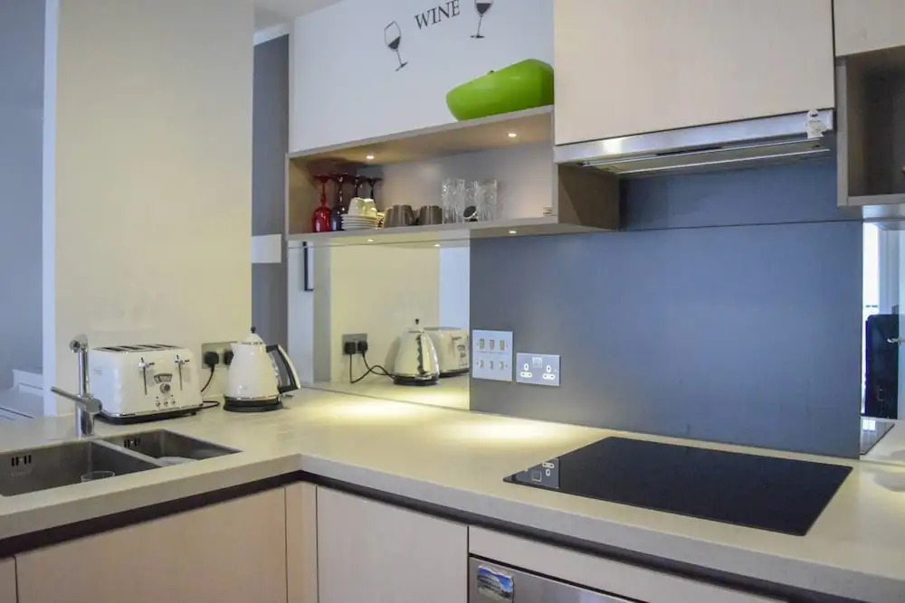 Modern 2 Bedroom Apartment with Balcony On The Canal
