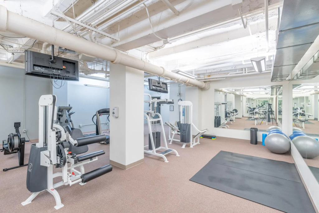 King Bed | Garage | Wifi | Skywalk Access & More!