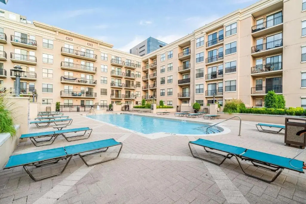 1BR Executive Suite With Pool, Gym & Fast Wi-Fi By ENVITAE