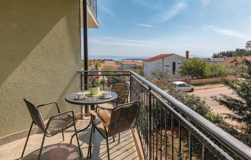 Nice Apartment in Liznjan With Wifi