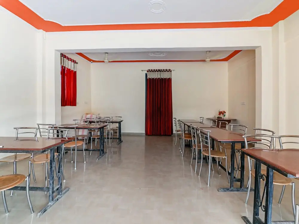 OYO 7483 Hotel Modgil